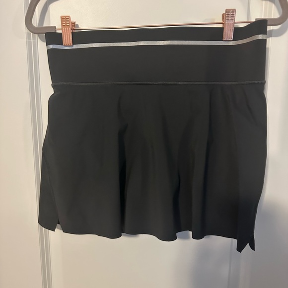 Athleta Dresses & Skirts - Athleta Black Athletic Skort with Silver Waistband Detail